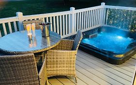 The Braunston Lodge With Hot Tub